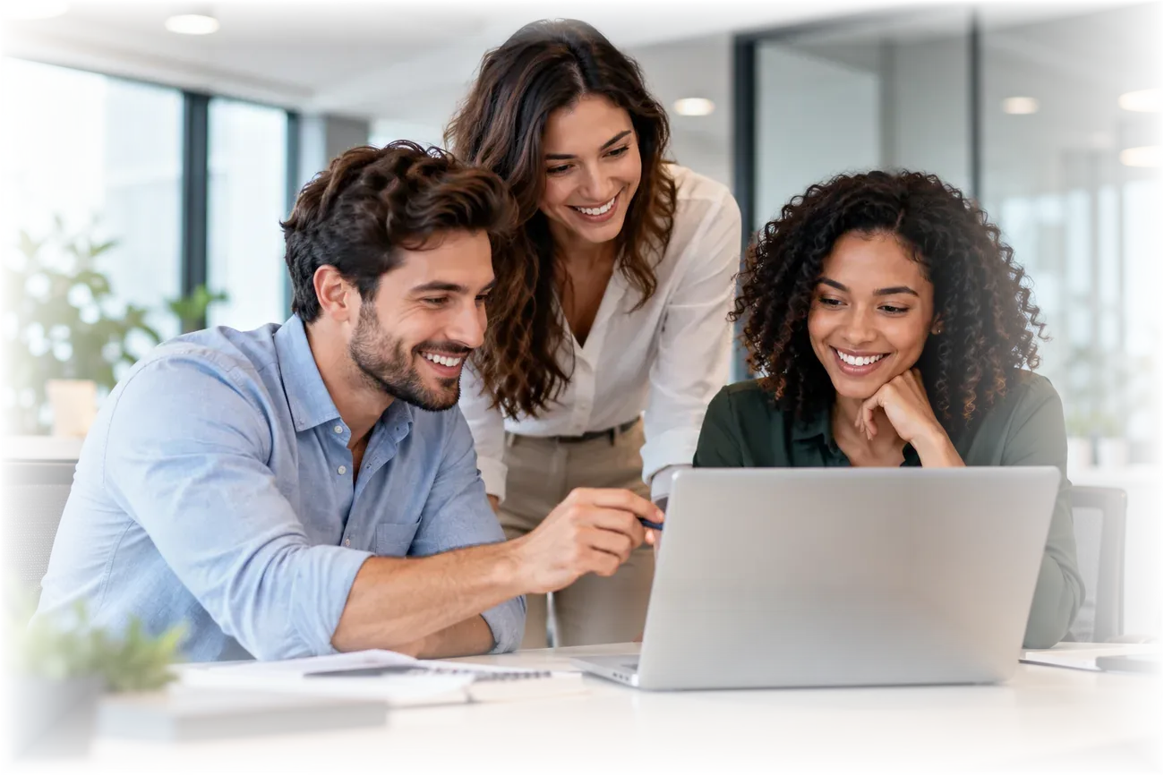 Equipo diverso colaborando alrededor de una laptop en una oficina moderna
